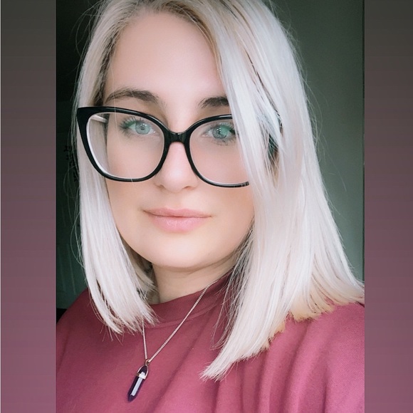 Meet your Posher, Faye - Picture 1 of 2